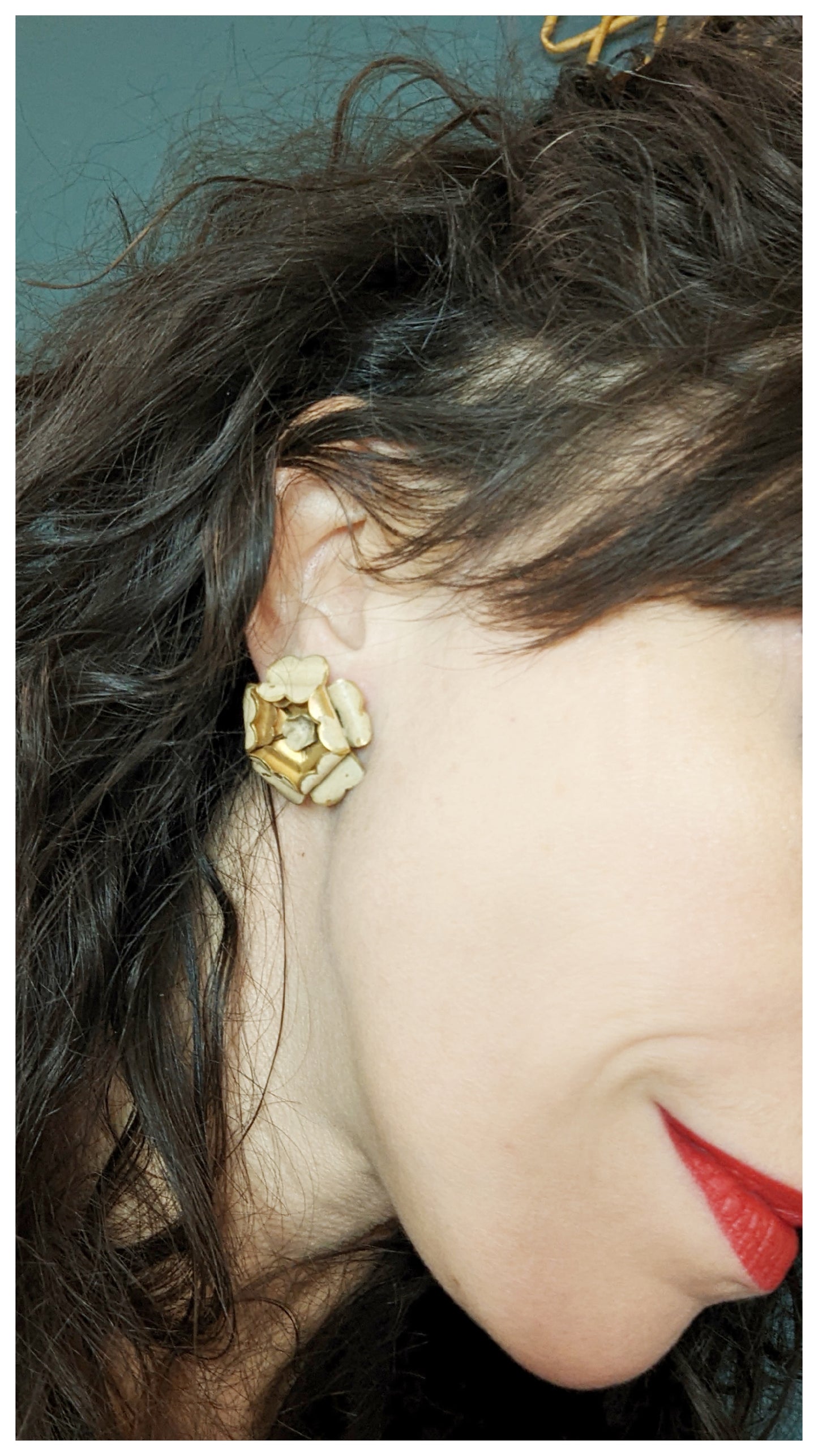 Boucles clip fleur crème 40's
