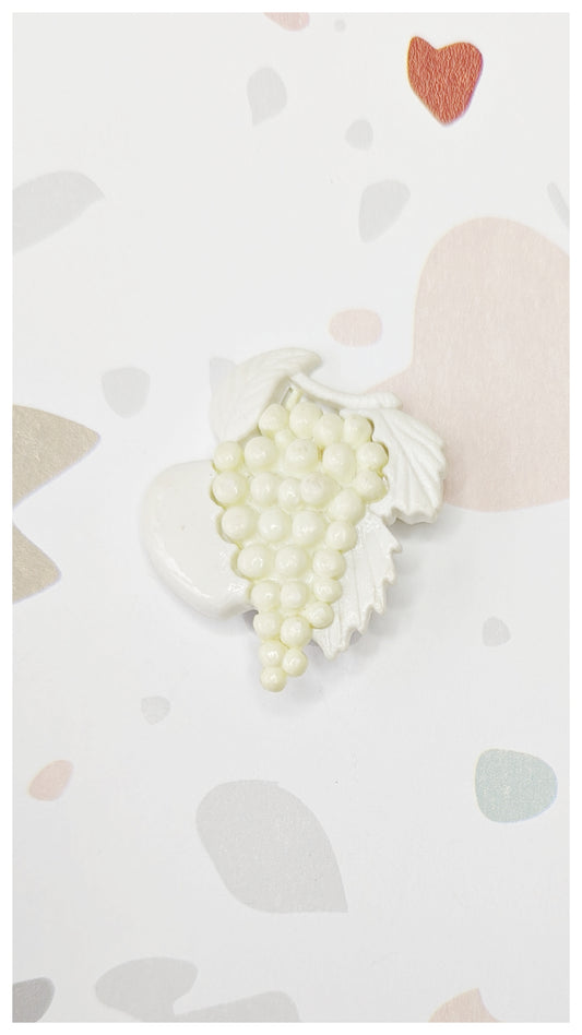Broche grappe de raisins 70's