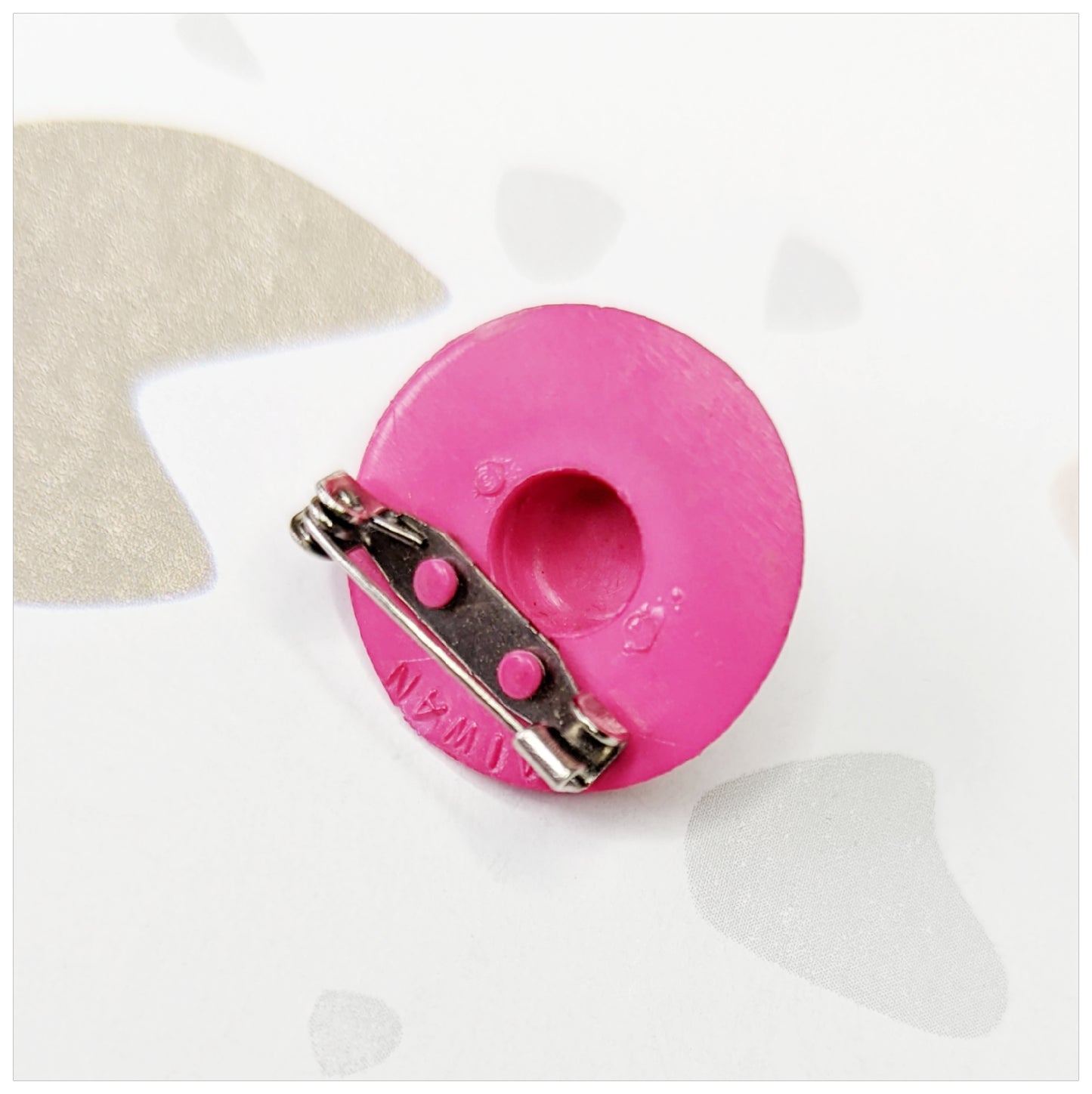 Broche chapeau 90's