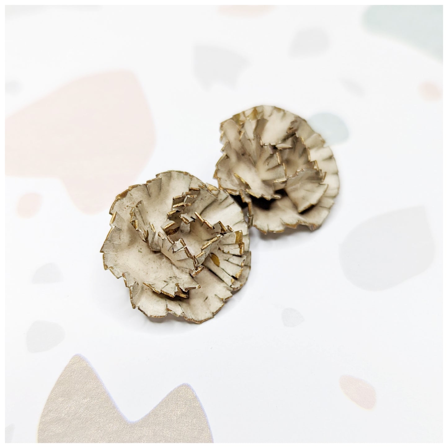 Broche à fleurs crème 40's