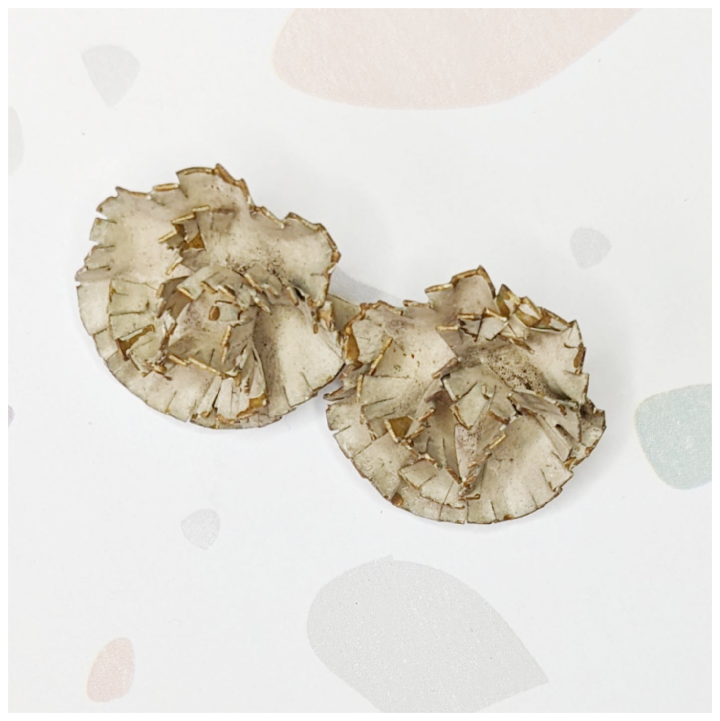 Broche à fleurs crème 40's