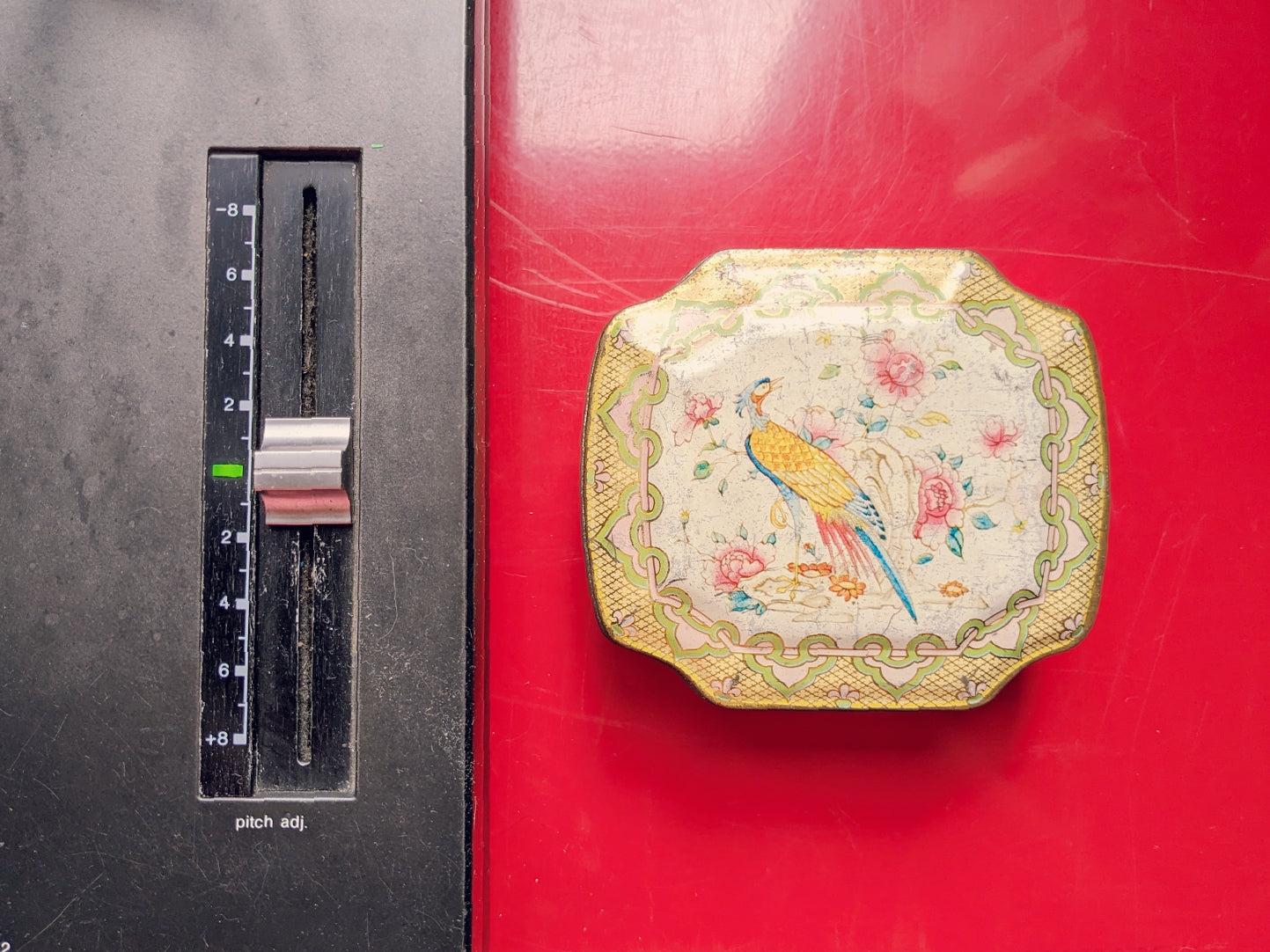 Boîte en fer paon et fleurs