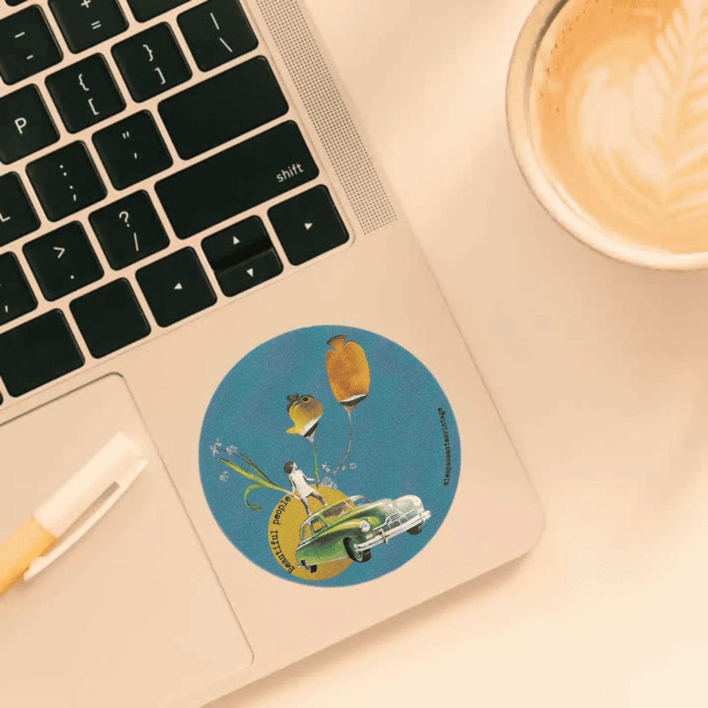 Autocollant rond collage femme debout sur voiture verte avec poissons et fleurs sur fond bleu collé sur ordi