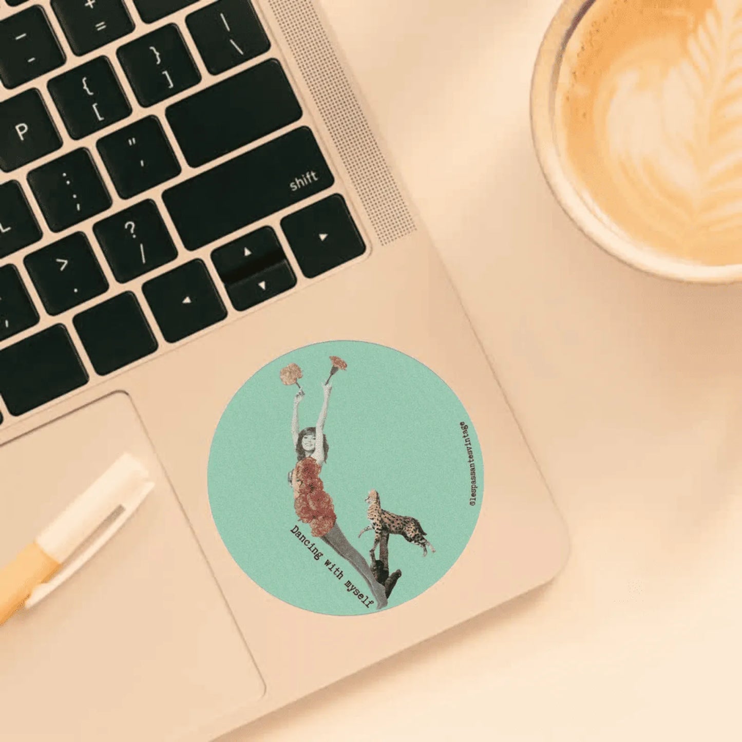 Autocollant rond collage femme dansante avec guépard sur fond turquoise collé sur ordi