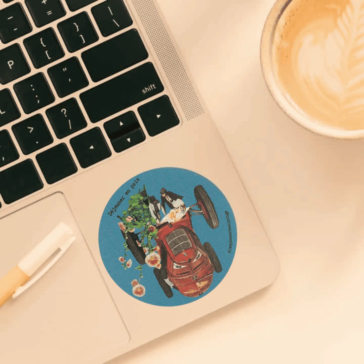 Autocollant rond collage voiture rouge avec couple et fleurs sur fond bleu collé sur ordi