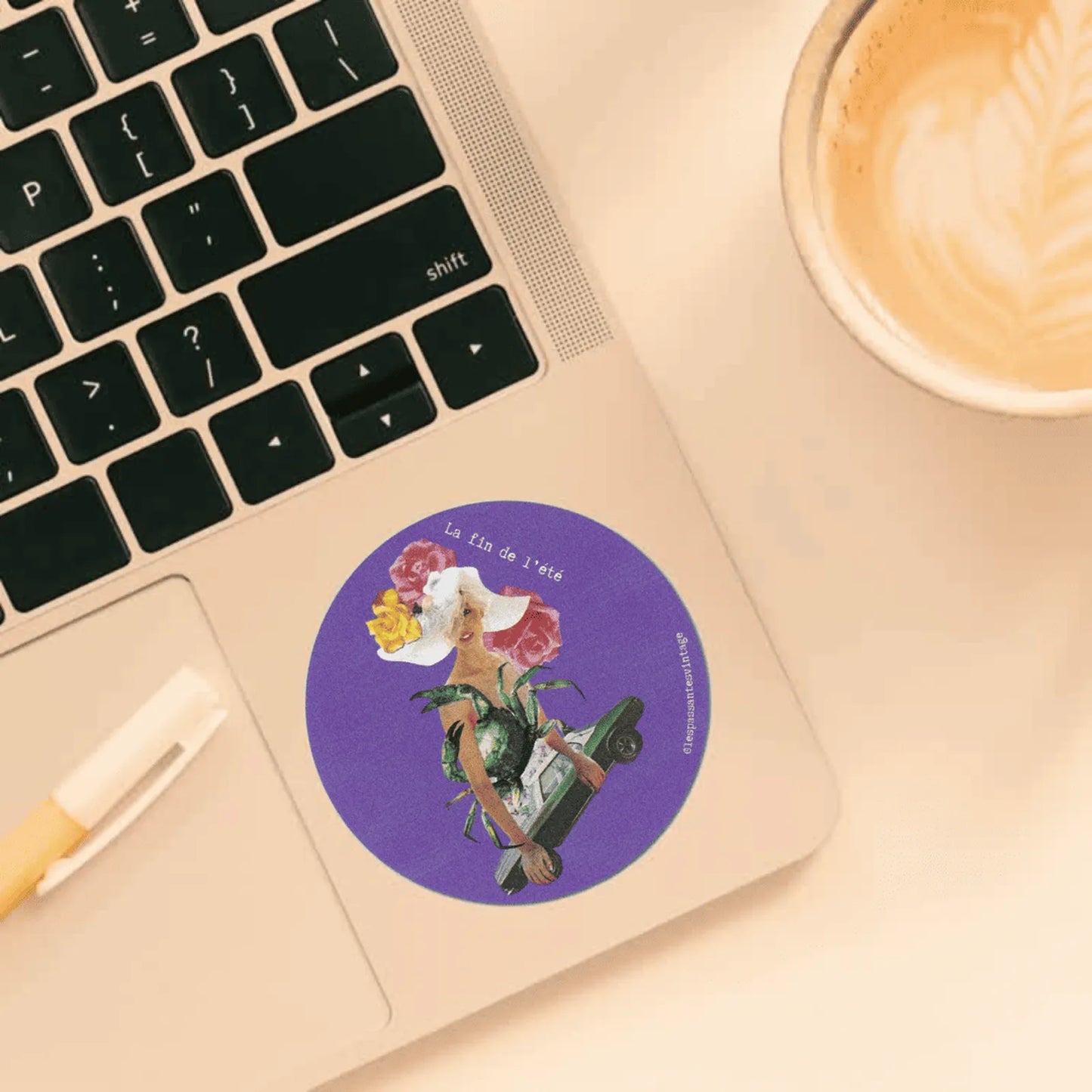 La fin de l’été
Autocollant rond collage femme avec chapeau fleuri tenant une voiture verte sur fond violet collé sur ordi