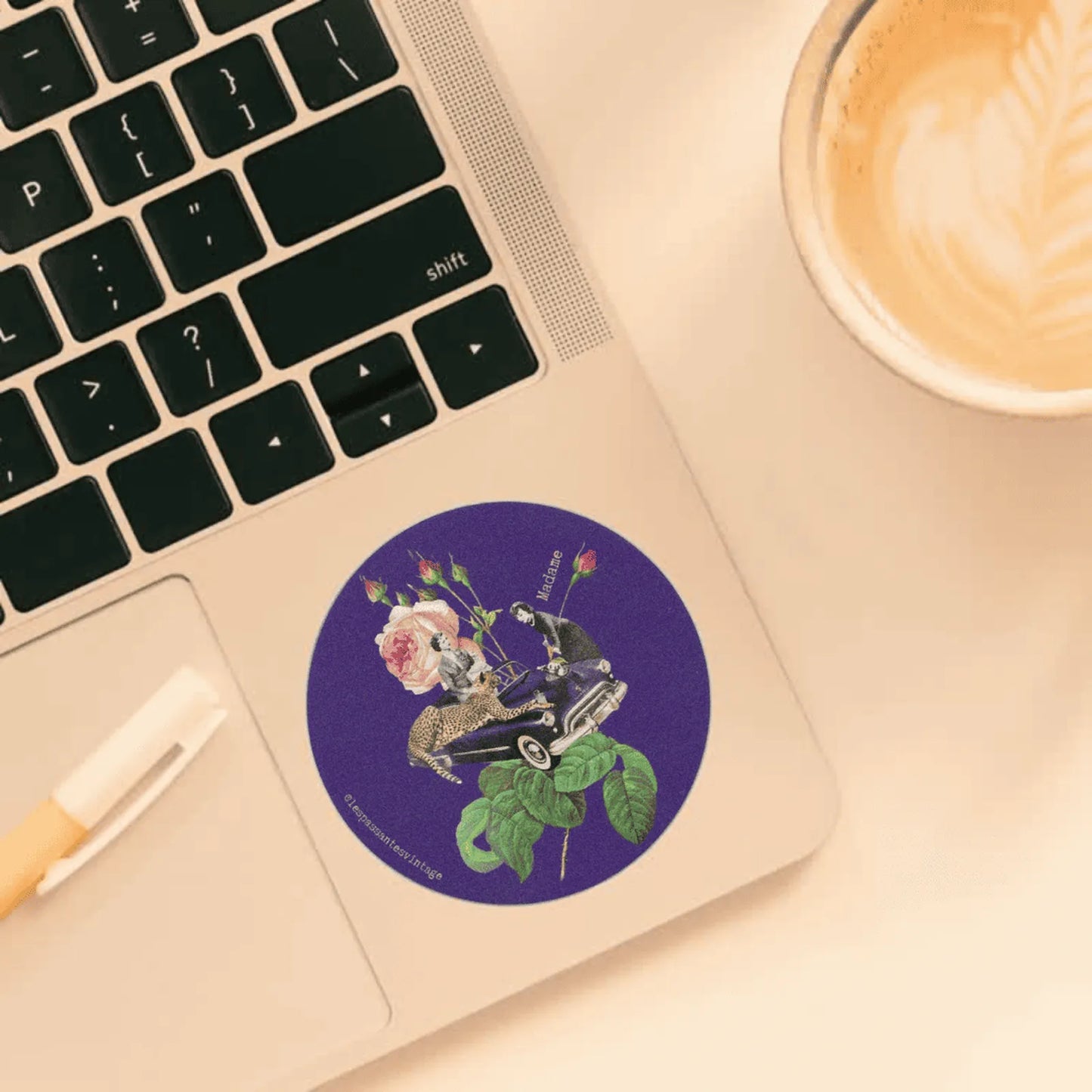 Madame
Autocollant rond collage voiture violette avec deux femmes, guépard et grande rose sur fond violet collé sur ordi