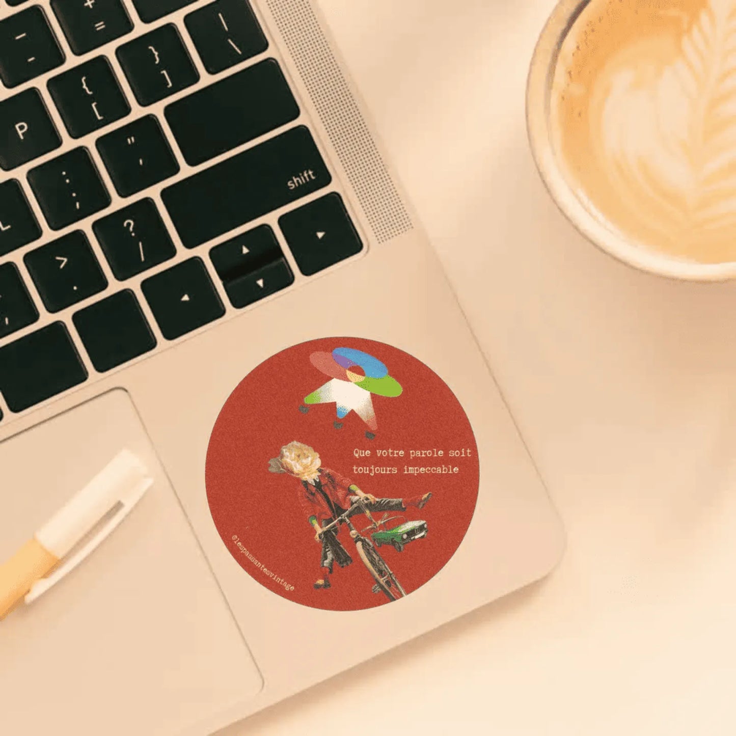 Que votre parole soit toujours impeccable
Autocollant rond vintage Que votre parole soit toujours impeccable collage personnage à vélo avec petite voiture et avion coloré sur fond rouge collé sur ordi