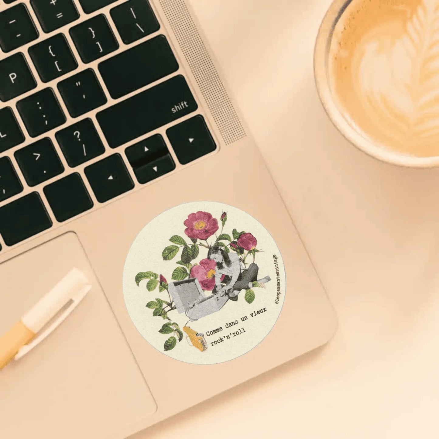 Autocollant rond collage femme avec tourne-disque entourée de roses collé sur ordi