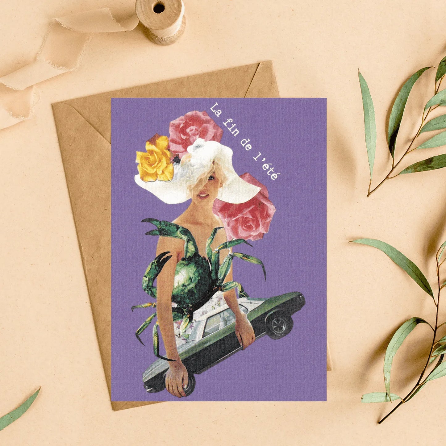 Carte postale vintage « La fin de l’été » illustration collage rétro femme élégante et voiture ancienne, idée cadeau poétique.