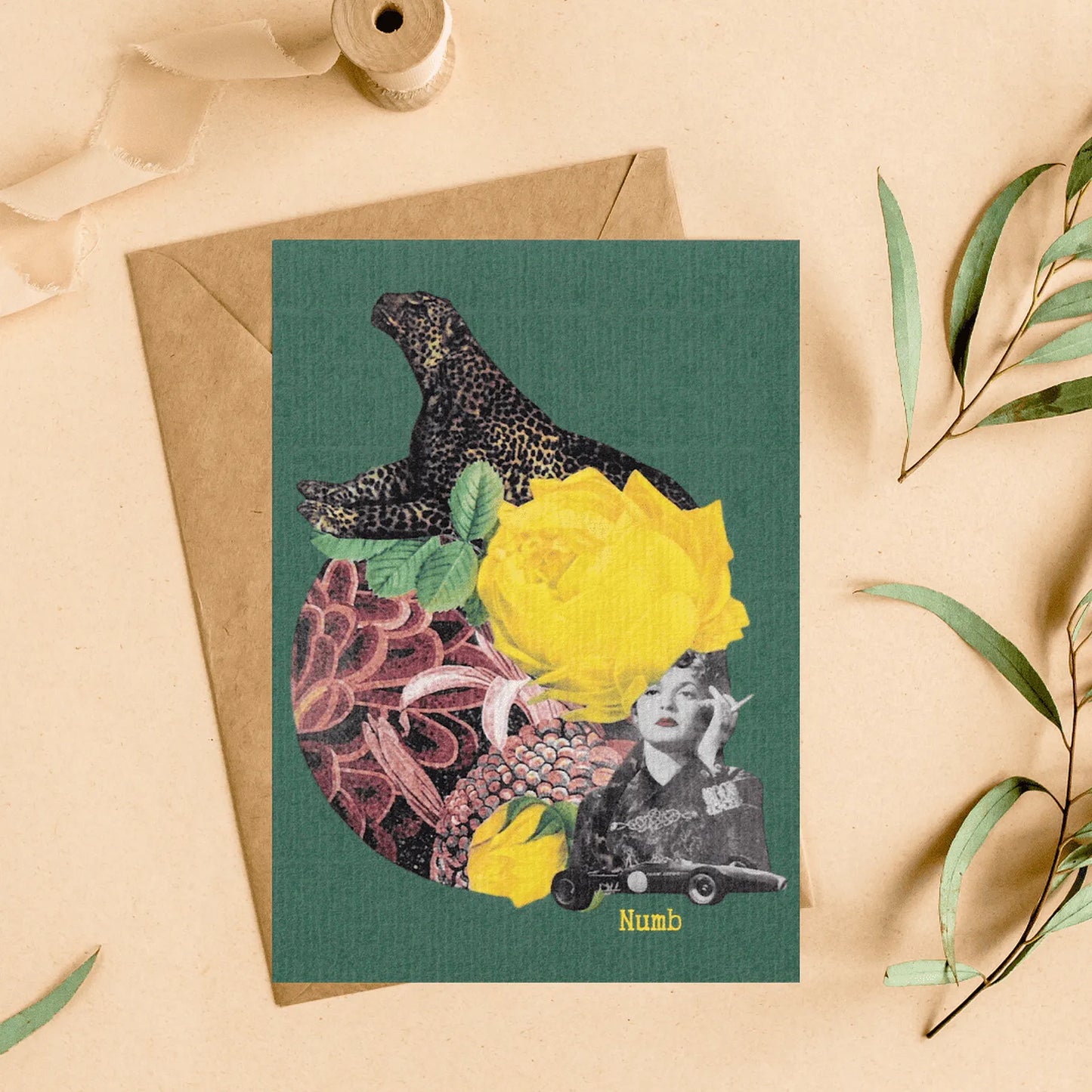 Carte postale vintage « Numb » illustration collage rétro femme et léopard, décoration murale artistique esprit surréaliste.