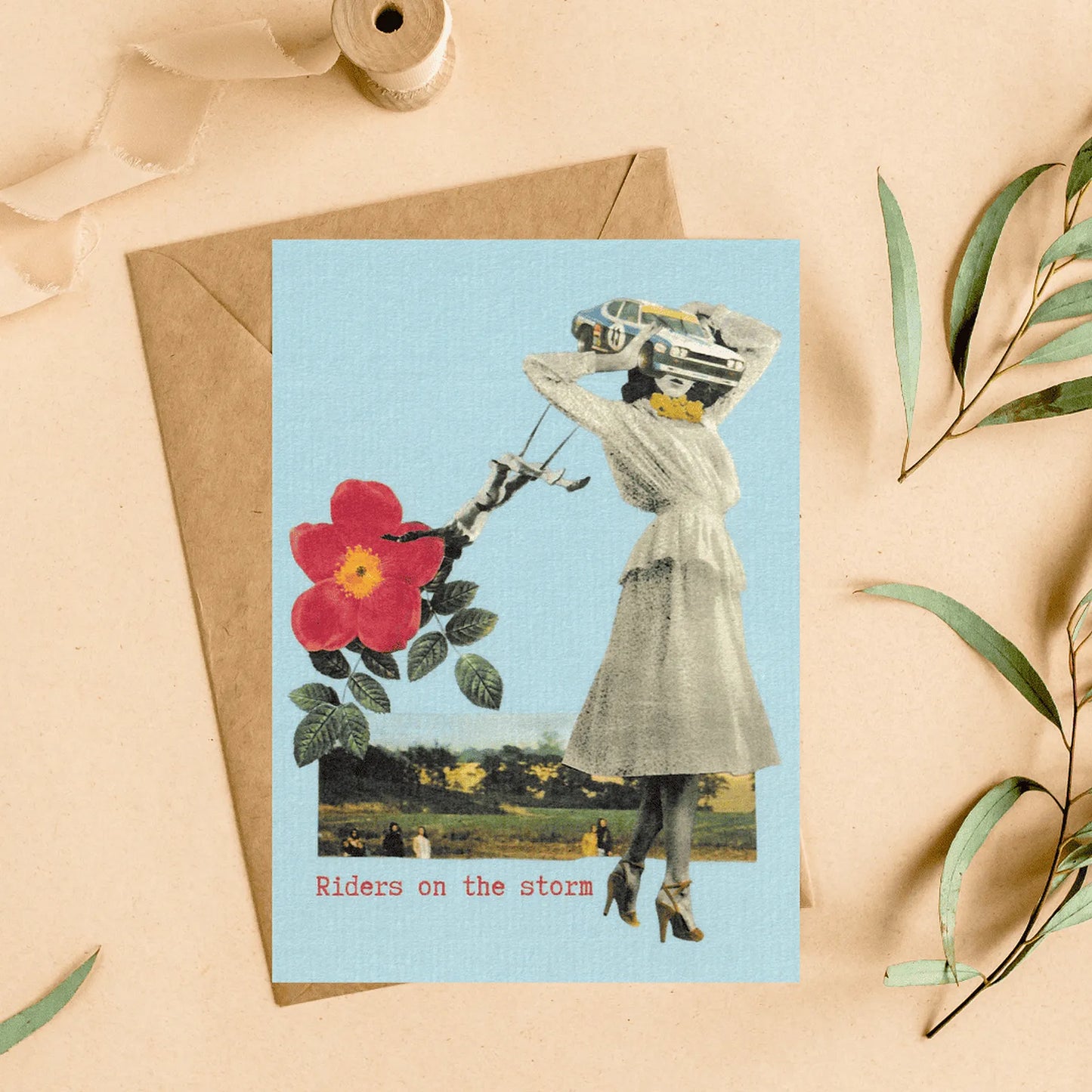 Carte postale vintage « Riders on the storm » illustration collage rétro femme élégante et voiture ancienne, idée cadeau originale esprit rock.