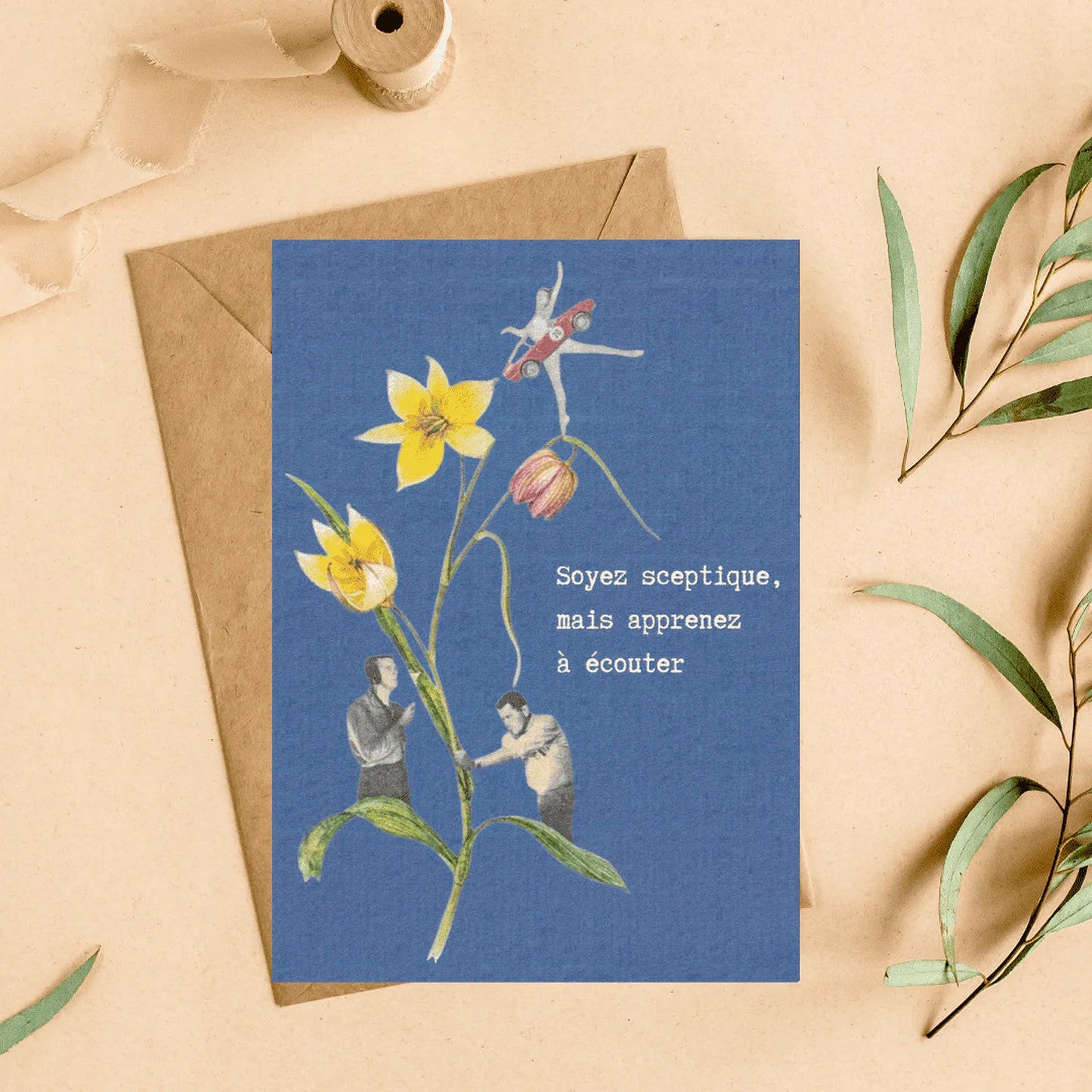 Carte postale citation « Soyez sceptique, mais apprenez à écouter » style vintage avec illustration rétro fleur et fond bleu – idée cadeau développement personnel et décoration murale.