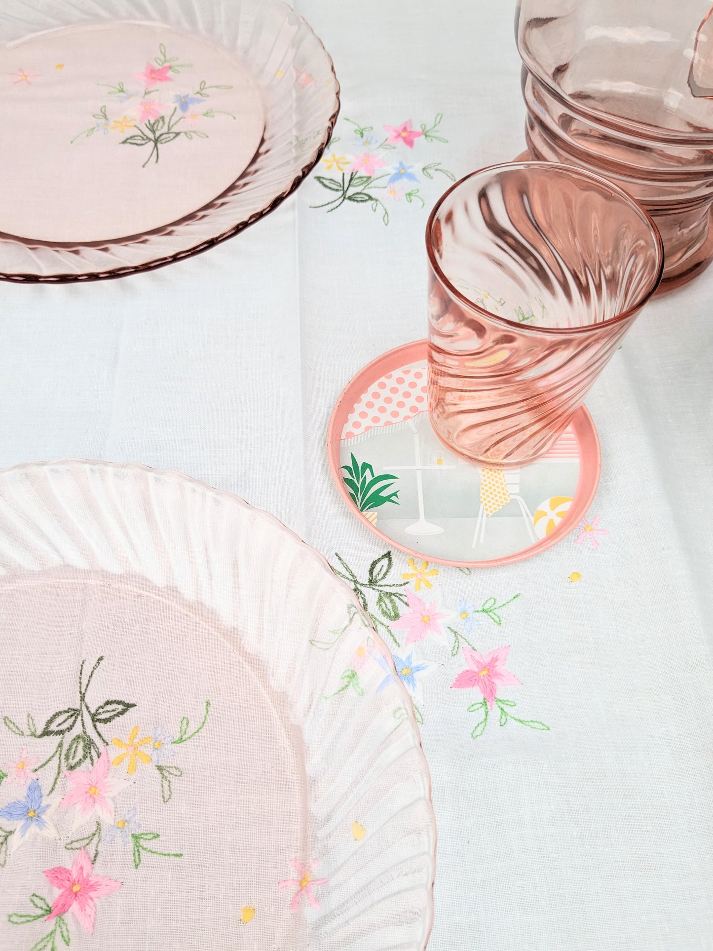 Carafe en verre rose 80s
