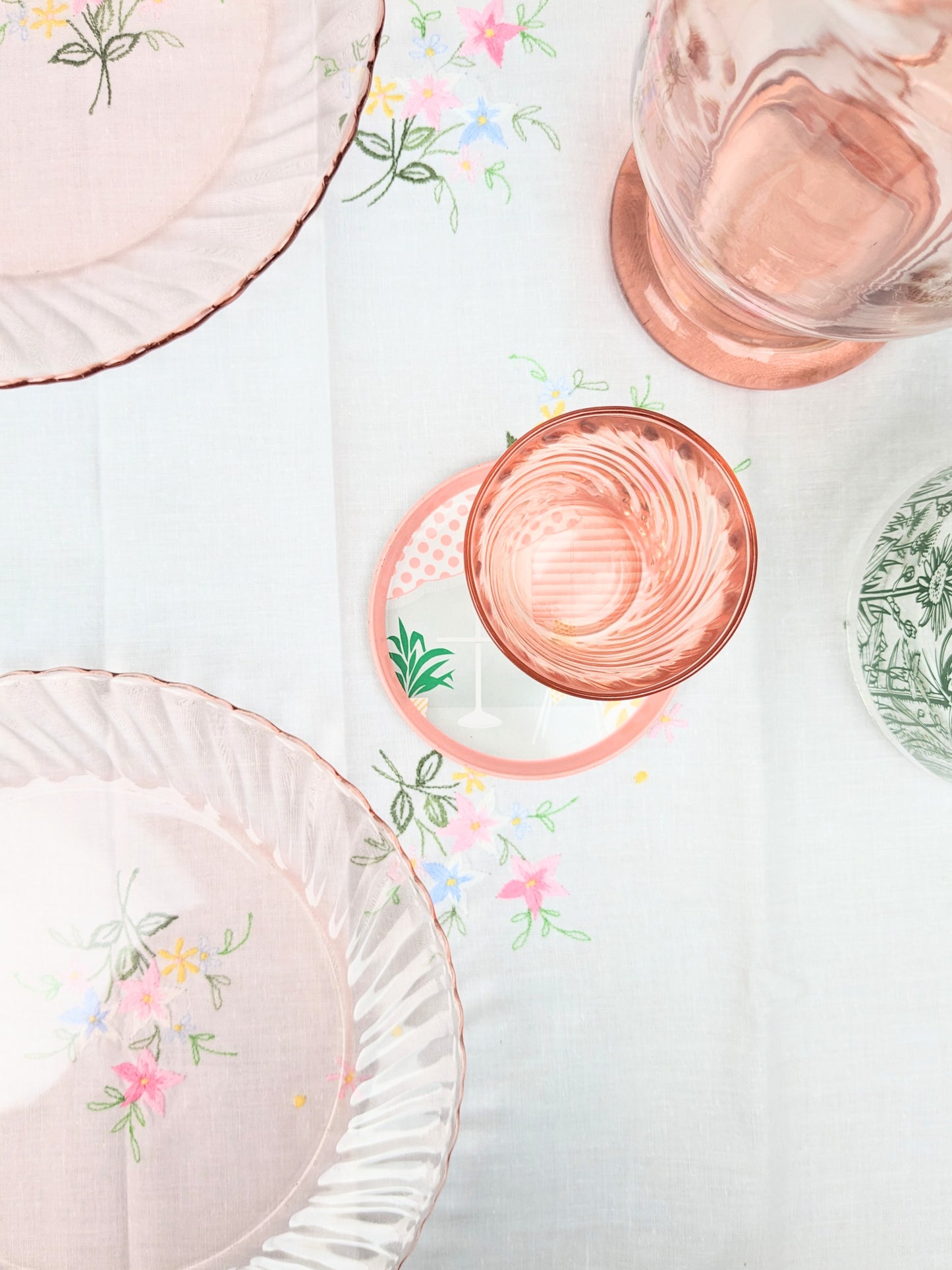 Carafe en verre rose 80s