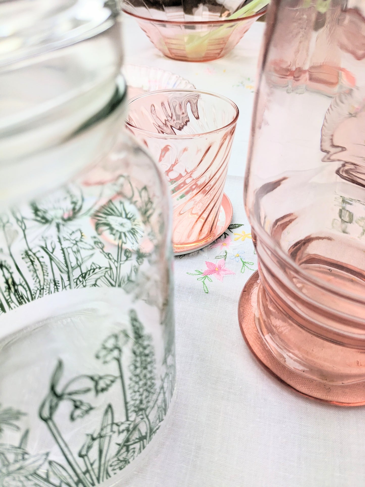 Carafe en verre rose 80s