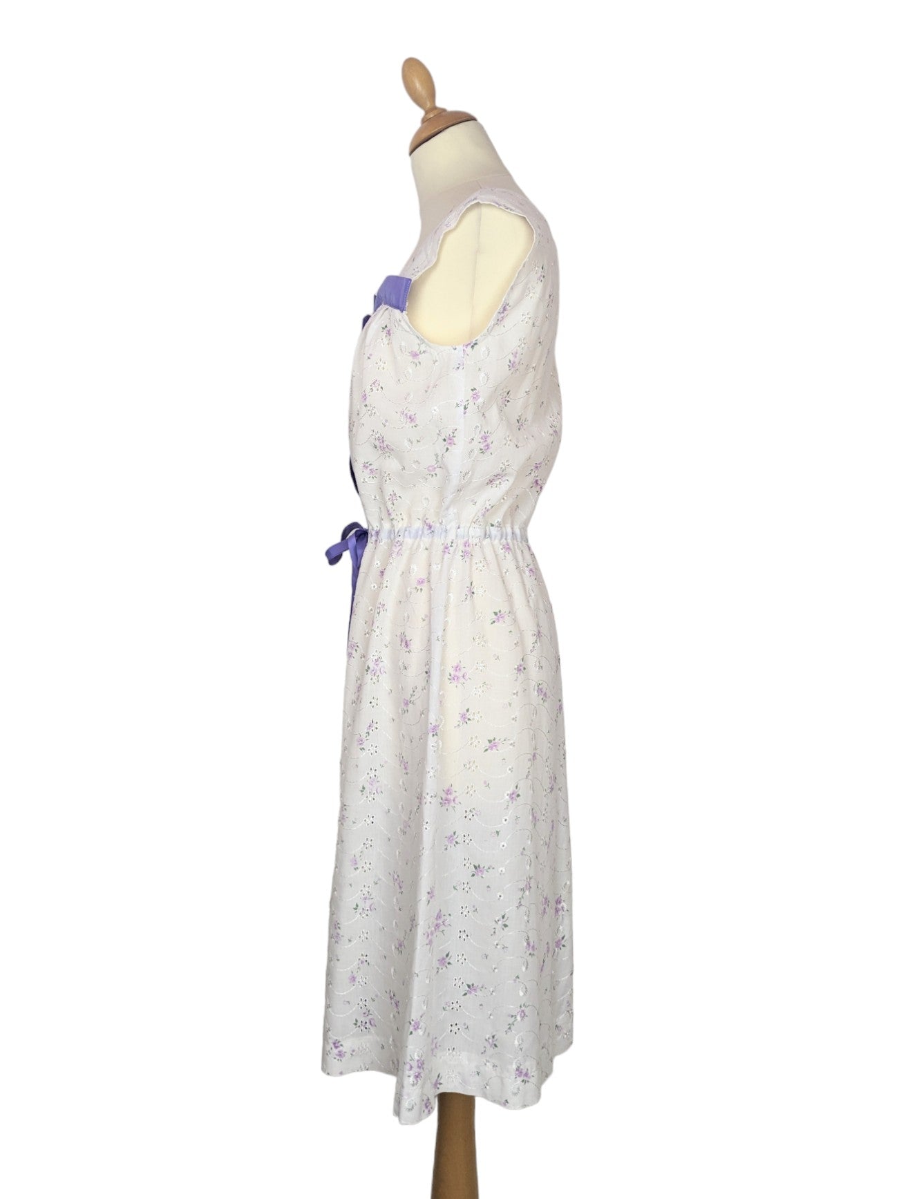 Robe brodée lilas 80s