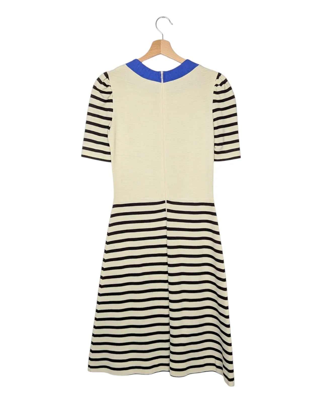 Robe vintage années 60 rayée marron et beige avec encolure bleue et manches courtes