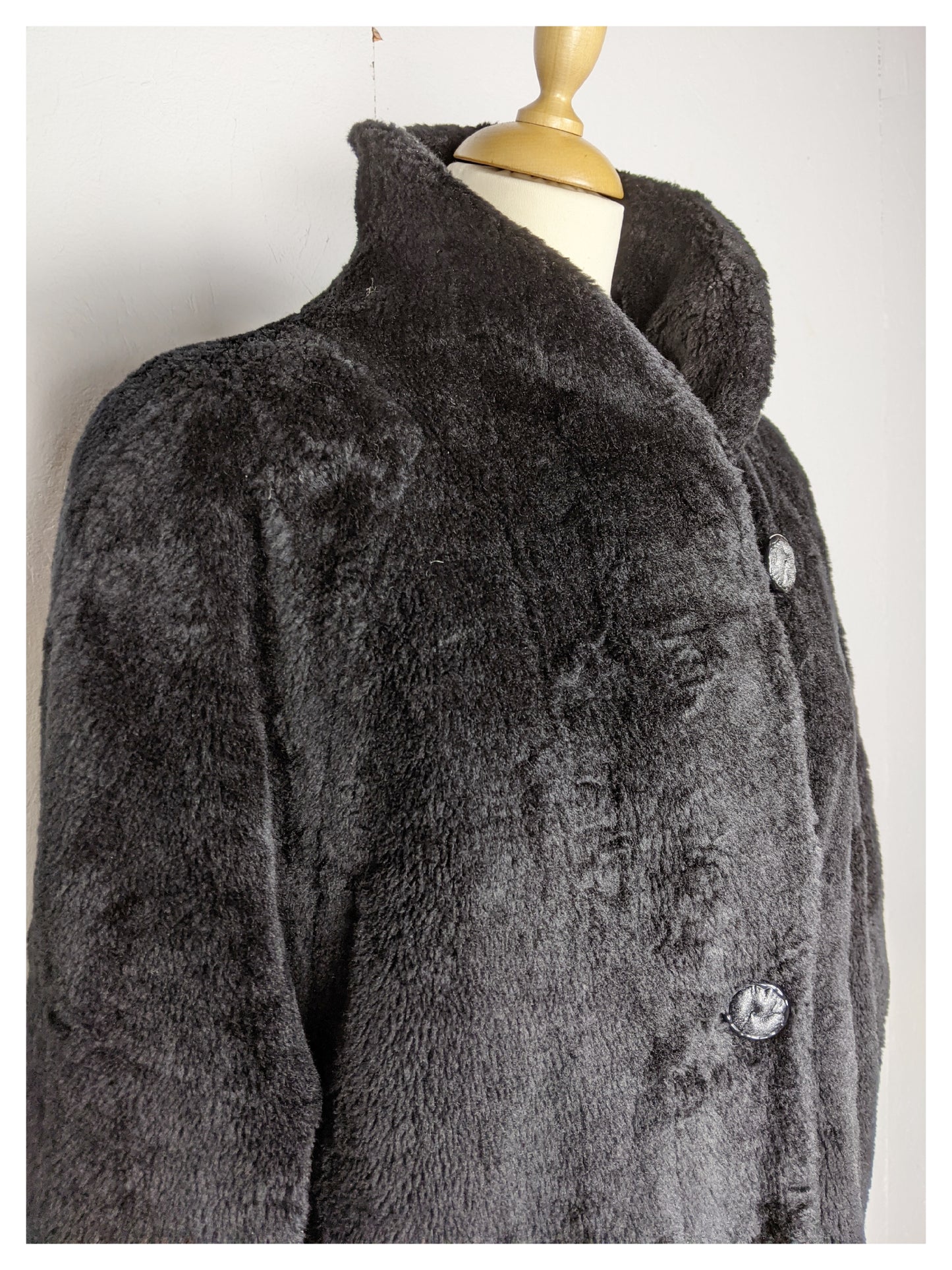 Manteau fausse fourrure noire 80's