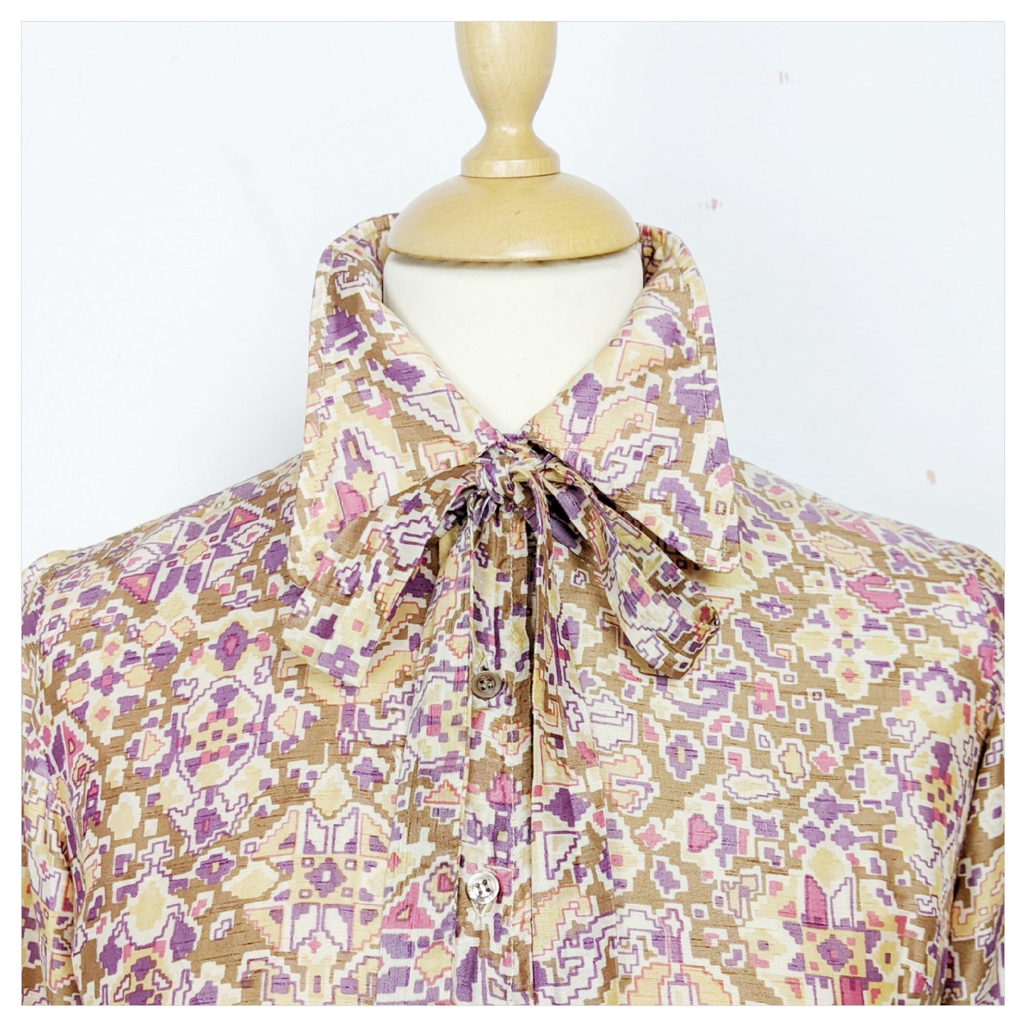 Robe à motifs en soie 70s