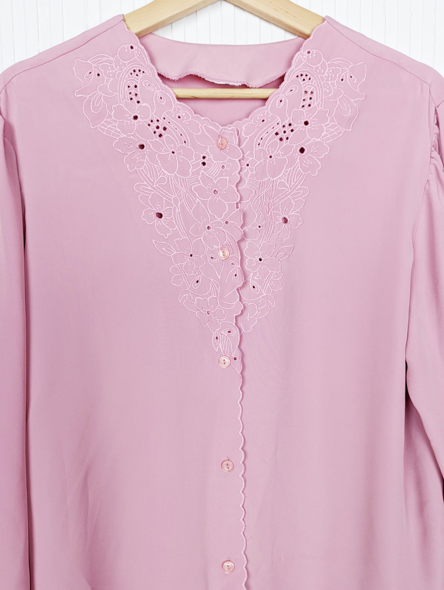 Chemise rose à broderies 90's