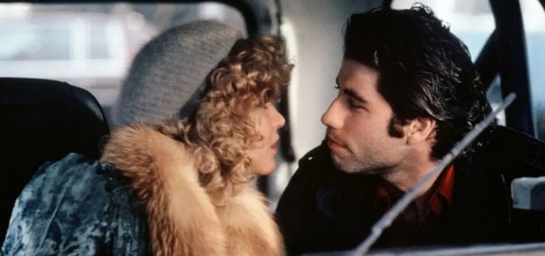 John Travolta et Nancy Allen dans Blow Out (1981), scène dans une voiture avec regard rapproché, ambiance cinéma vintage