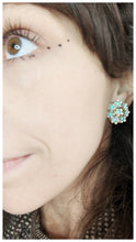 Afbeelding in Gallery-weergave laden, Boucles clips rones à fleurs et strass turquoise 50s
