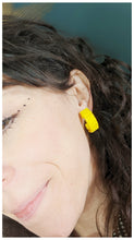 Charger l&#39;image dans la galerie, Boucles clips créoles jaune 60s
