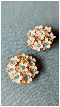 Afbeelding in Gallery-weergave laden, Boucles clips rones à fleurs et strass turquoise 50s
