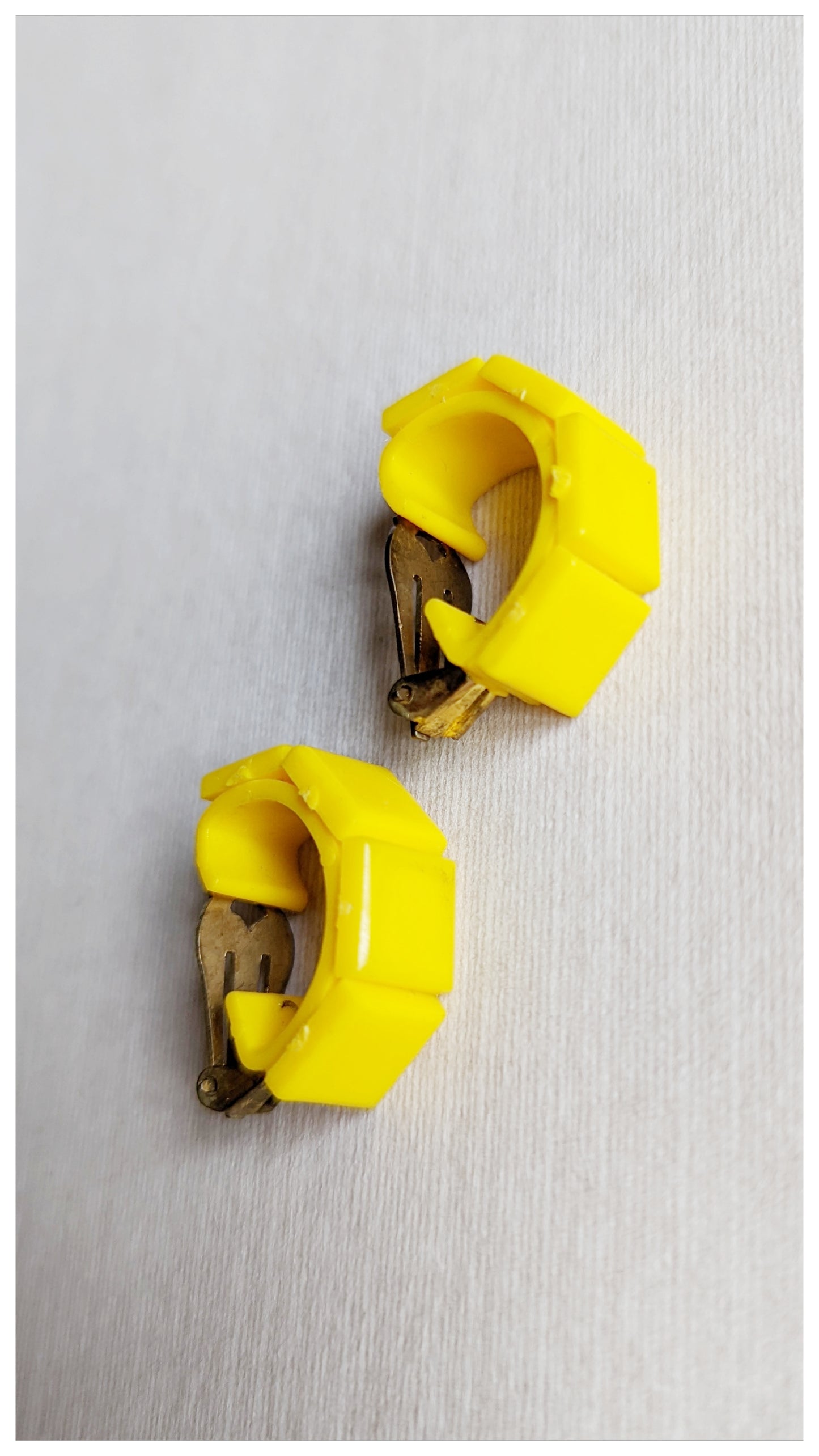 Boucles clips créoles jaune 60s