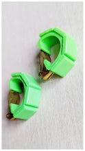 Carica l&#39;immagine nel visualizzatore di Gallery, Boucles clips créoles vert fluo 60s
