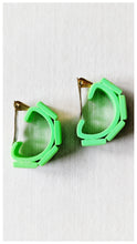 Carica l&#39;immagine nel visualizzatore di Gallery, Boucles clips créoles vert fluo 60s
