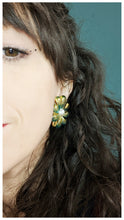 Cargar imagen en el visor de la galería, Boucles clips fleurs en relief turquoise et perle 60s
