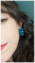 Cargar imagen en el visor de la galería, Boucles clips fleur bleu métalisé 60s
