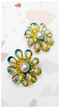 Charger l&#39;image dans la galerie, Boucles clips fleurs en relief turquoise et perle 60s
