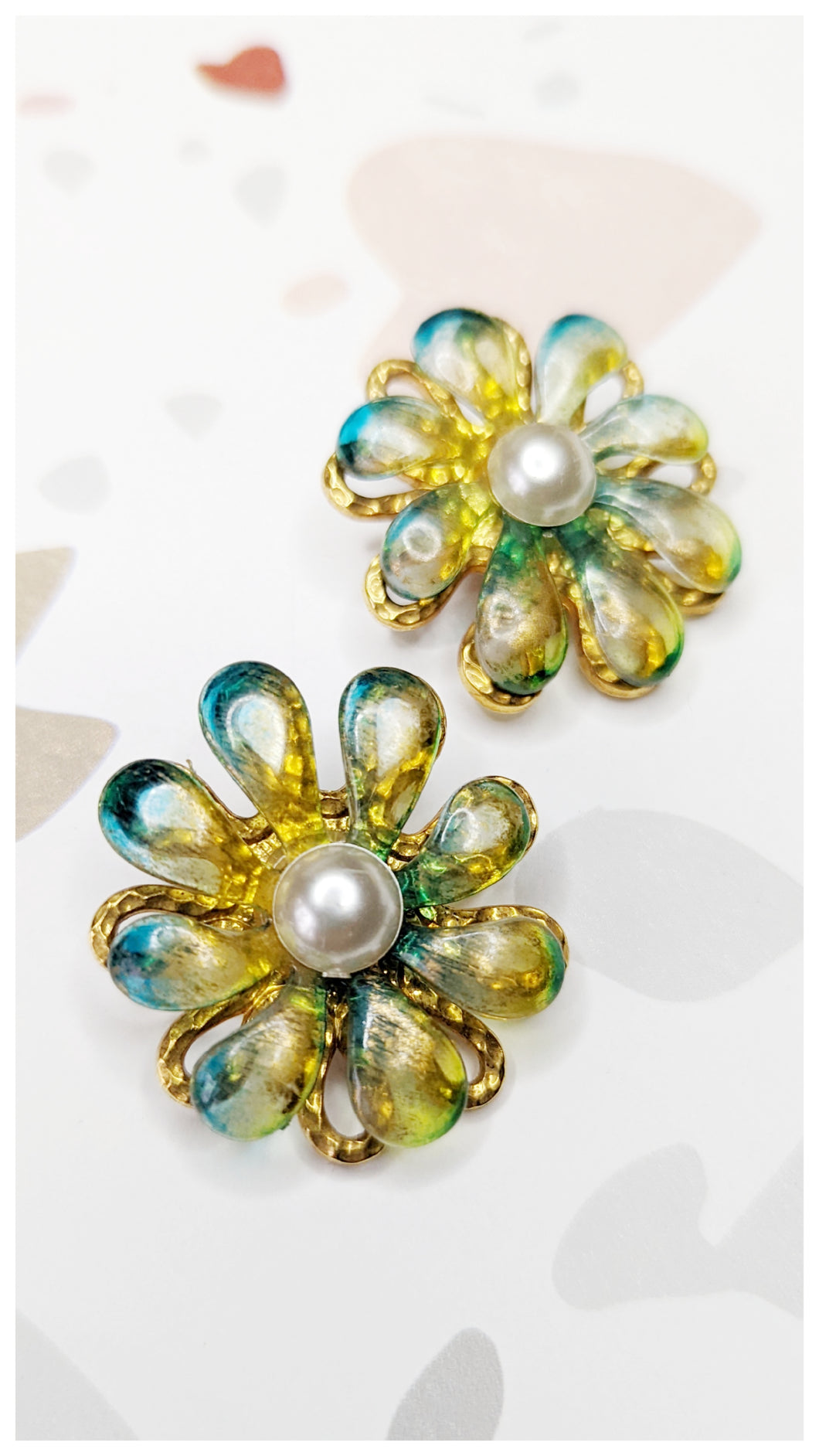 Boucles clips fleurs en relief turquoise et perle 60s