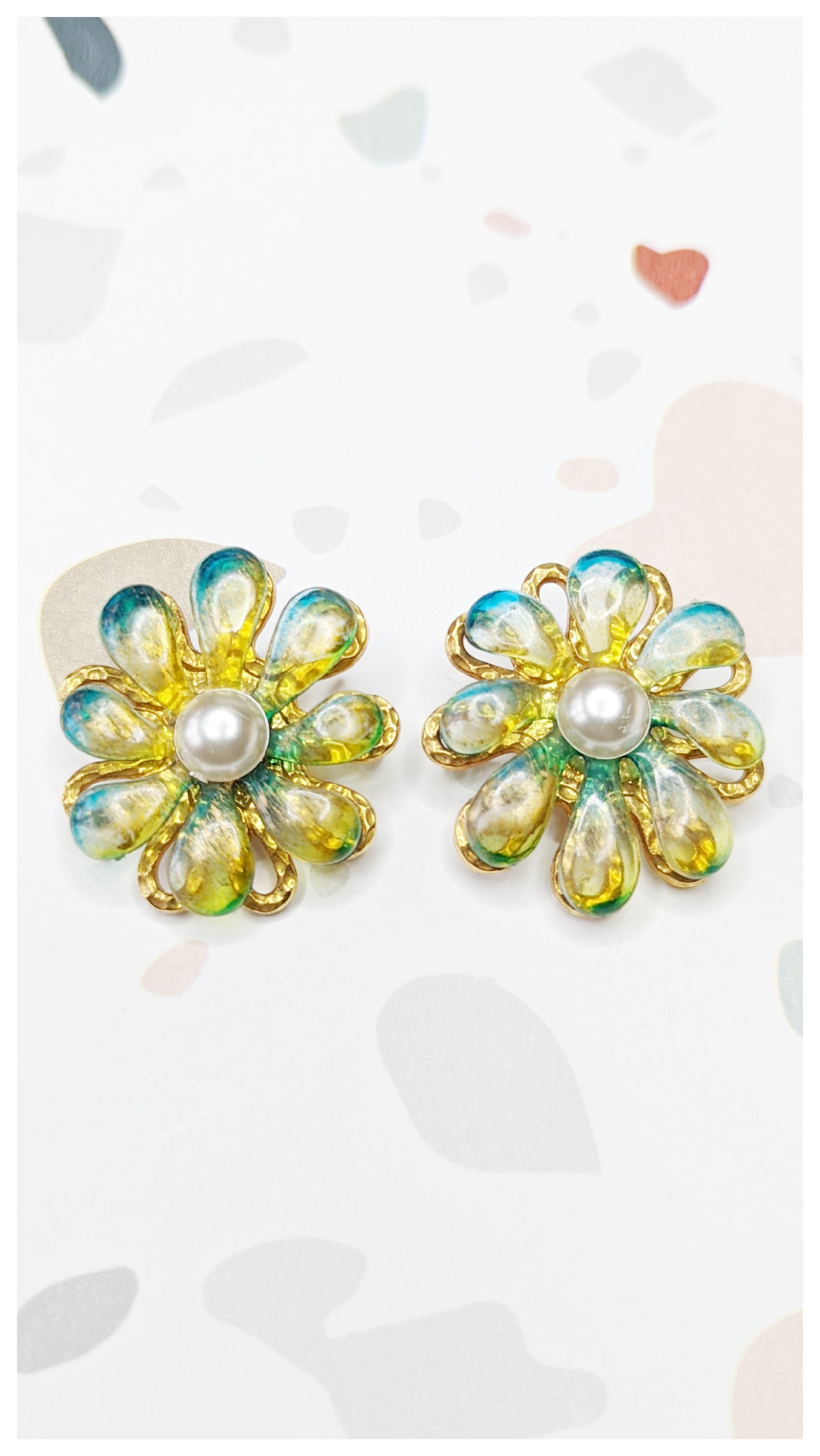 Boucles clips fleurs en relief turquoise et perle 60s