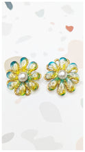 Carica l&#39;immagine nel visualizzatore di Gallery, Boucles clips fleurs en relief turquoise et perle 60s
