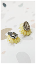 Charger l&#39;image dans la galerie, Boucles clips bouquet de fleurs 60s
