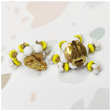 Carica l&#39;immagine nel visualizzatore di Gallery, Boucles clips grappe de perles 60s
