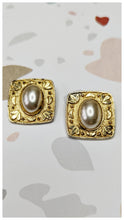 Carica l&#39;immagine nel visualizzatore di Gallery, Boucles clips carrées avec perles 90s
