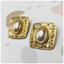 Cargar imagen en el visor de la galería, Boucles clips carrées avec perles 90s
