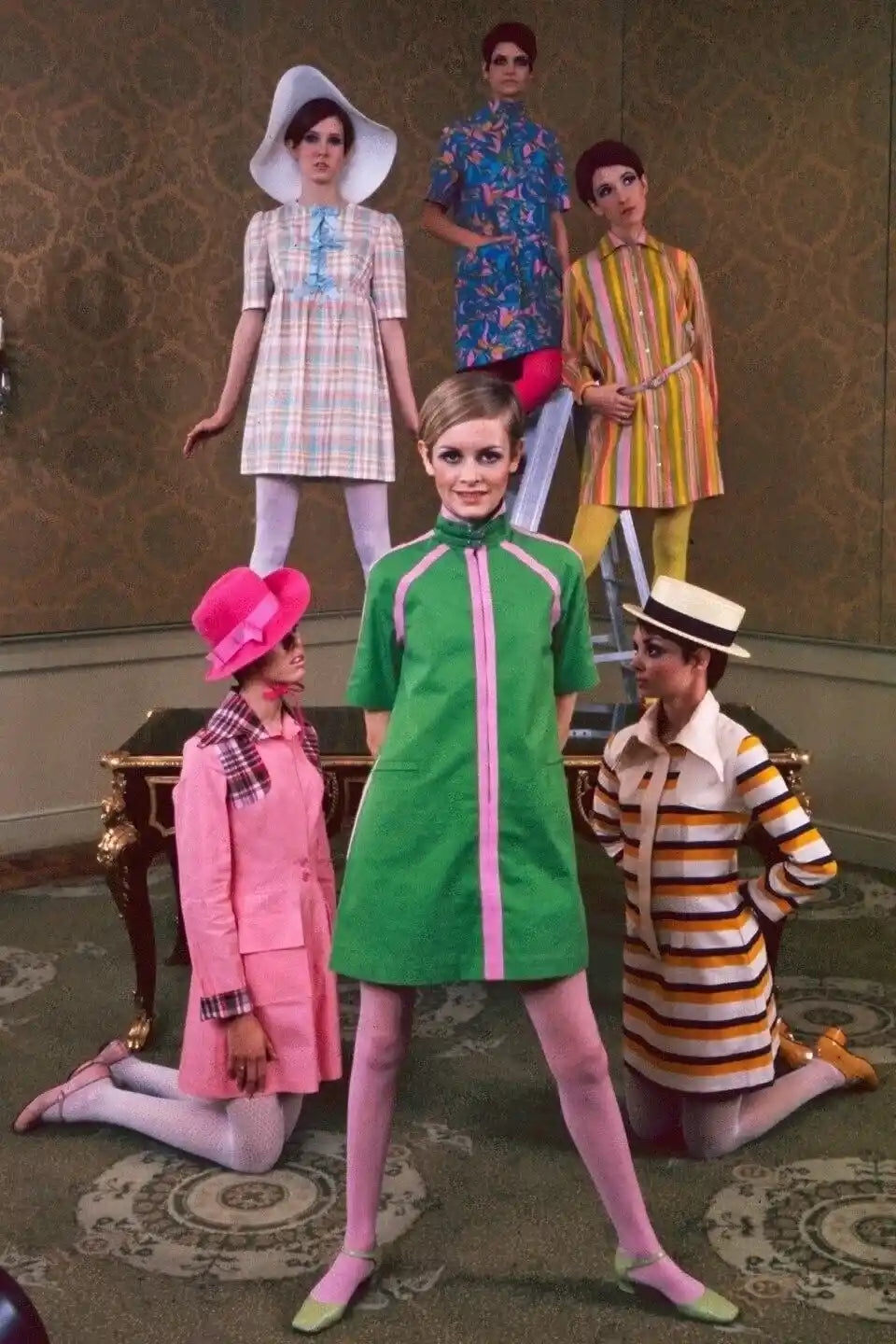 Photo référence du style iconique des années 60. Swinging sixties London. Le modèle Twiggy présente sa collection de vêtements en 1967. Photo de Mark Kauffman pour Lige Magazine. 6 Femmes habillées avec des robes courtes colorées par Twiggy qui est au centre. 