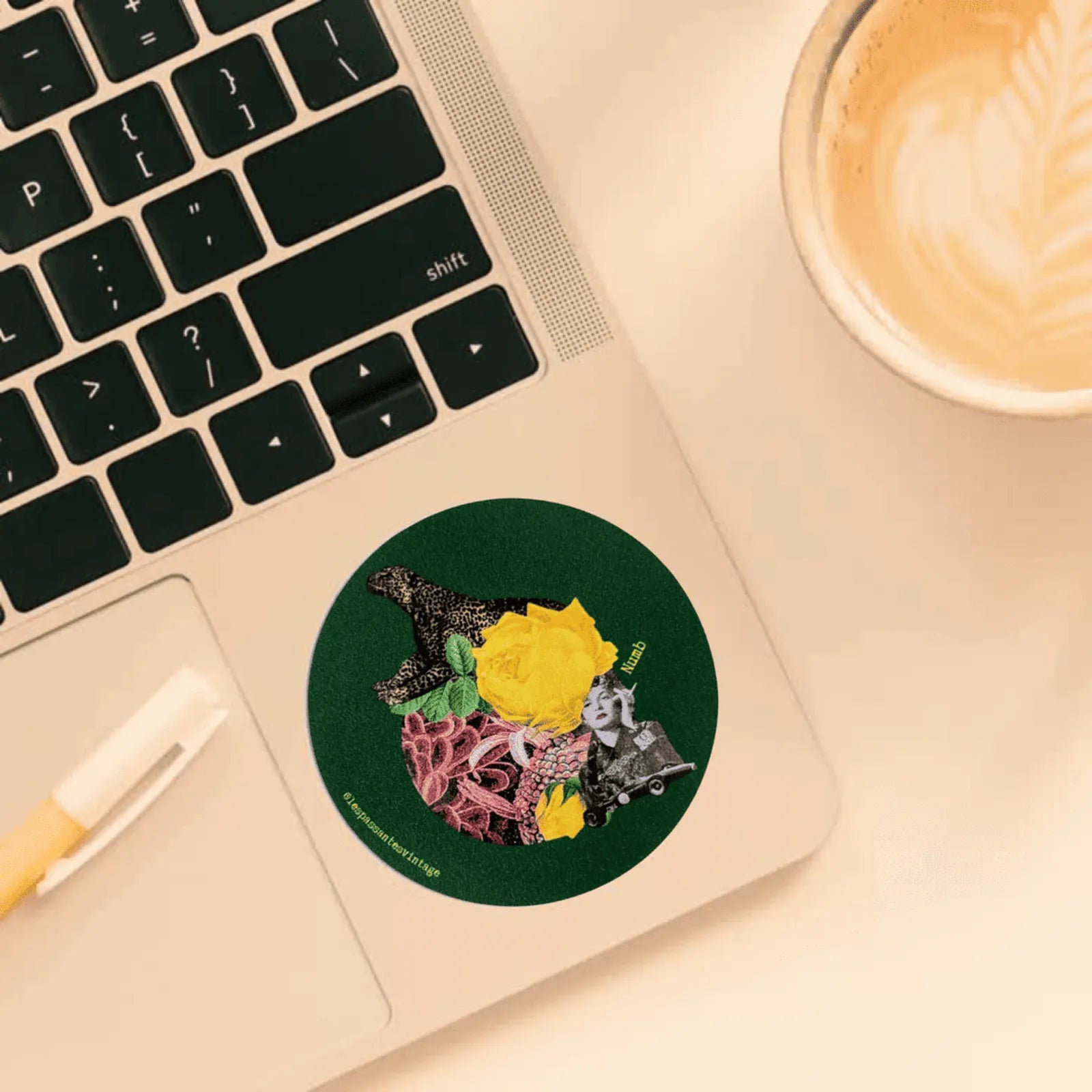 Numb

Autocollant rond collage léopard avec grande rose jaune, portrait féminin vintage et voiture miniature sur fond vert foncé collé sur ordi