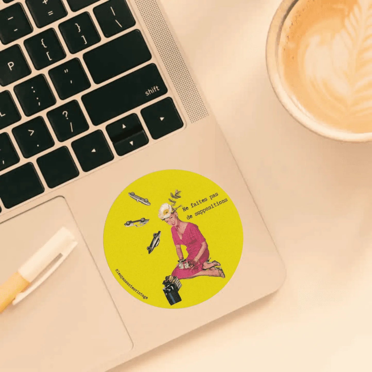 Ne faites pas de suppositions” collage femme en robe rose avec cadeaux et voitures miniatures sur fond jaune collé sur ordi