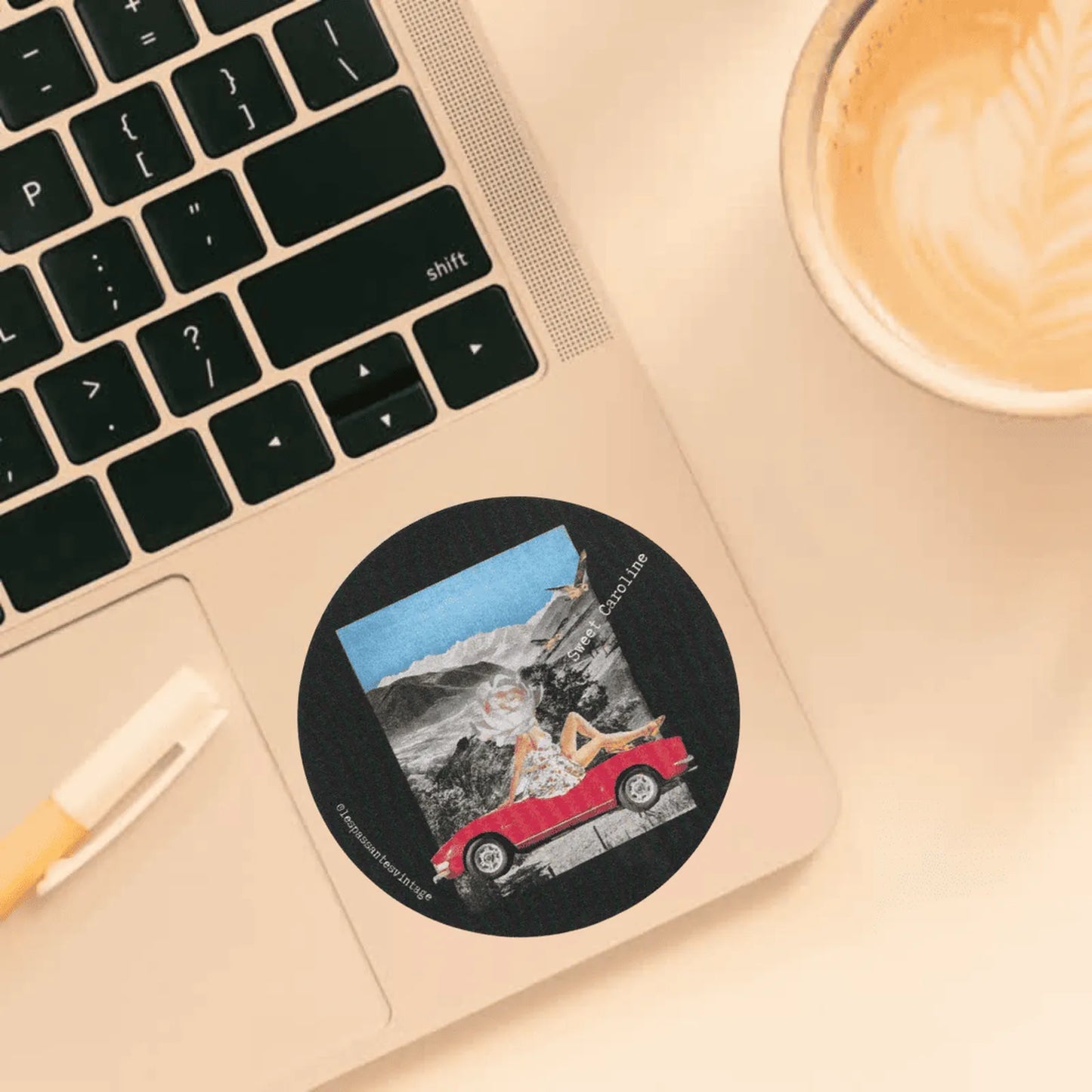 Sticker rond collage vintage femme assise sur voiture rouge devant paysage montagneux, illustration rétro sweet caroline
Take it easy collé sur ordi