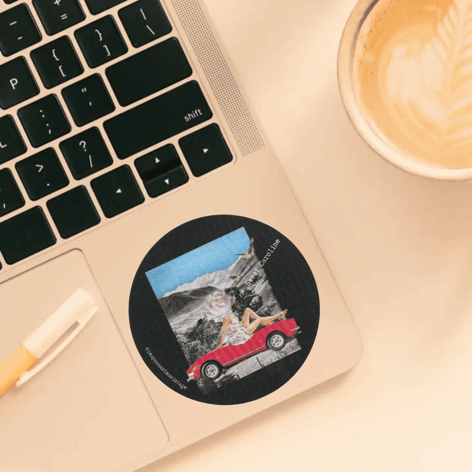 Sticker rond collage vintage femme assise sur voiture rouge devant paysage montagneux, illustration rétro sweet caroline
Take it easy collé sur ordi