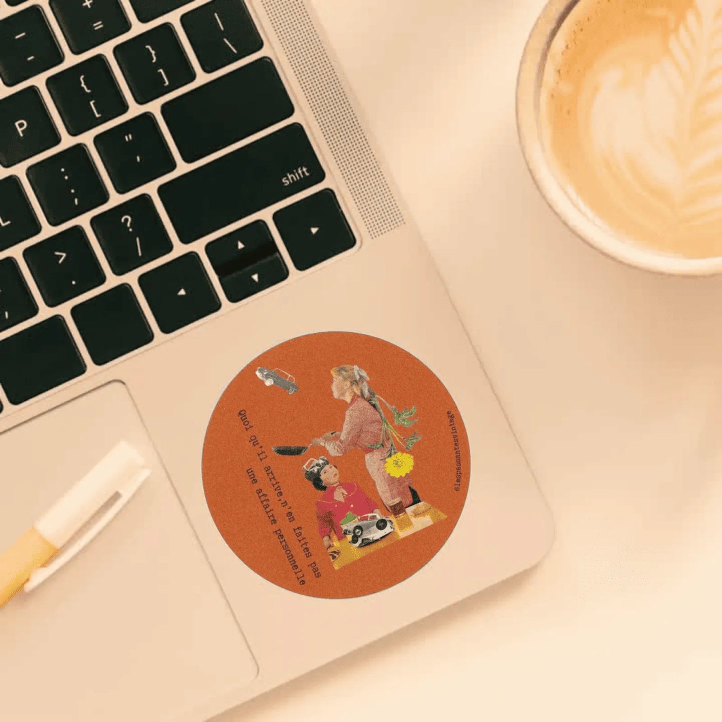 Quoi qu’il arrive, n’en faites pas une affaire personnelle
Autocollant rond vintage Quoi qu’il arrive n’en faites pas une affaire personnelle collage scène rétro avec deux femmes, voiture miniature et fleur jaune sur fond orange collé sur ordi