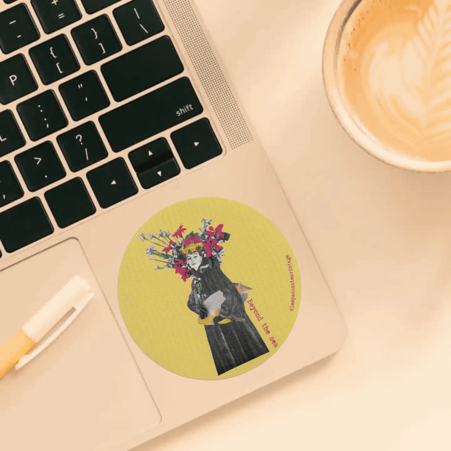 Autocollant rond collage femme en robe sombre avec bouquet de fleurs sur fond jaune collé sur ordi