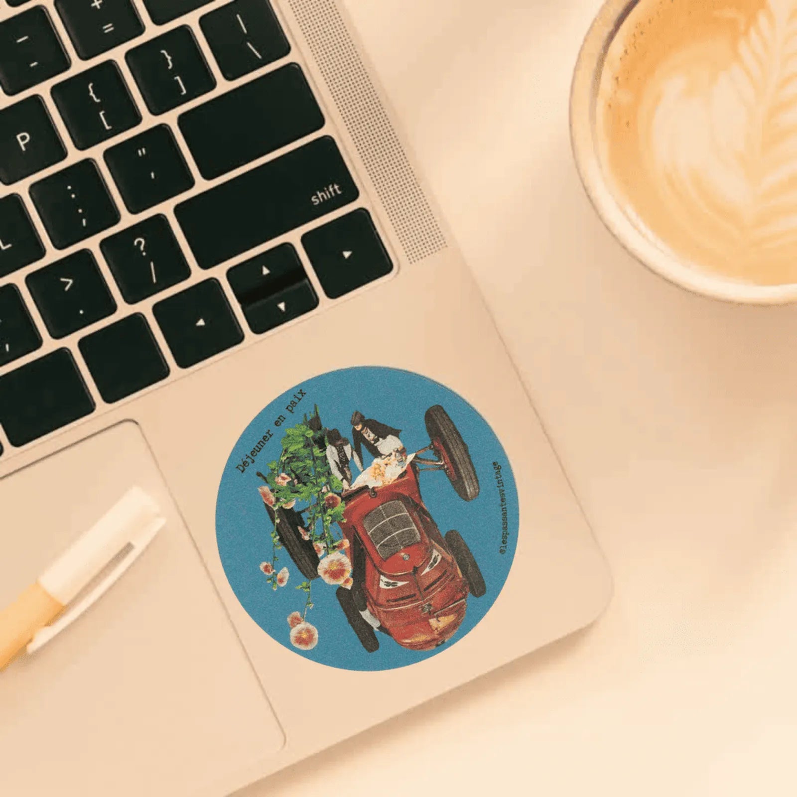 Autocollant rond collage voiture rouge avec couple et fleurs sur fond bleu collé sur ordi